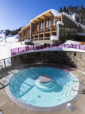 outdoor pool at sunshine mountain lodge